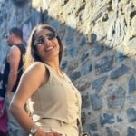 Gamze Koçak sahne performansı sırasında canlı müzik söylerken
